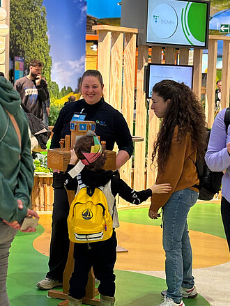 Susanne Ketterer (OW) bringt auch den kleinsten Messebesuchern das Prinzip der funktionalen Biodiversität nahe. © S. Barnert/JKI