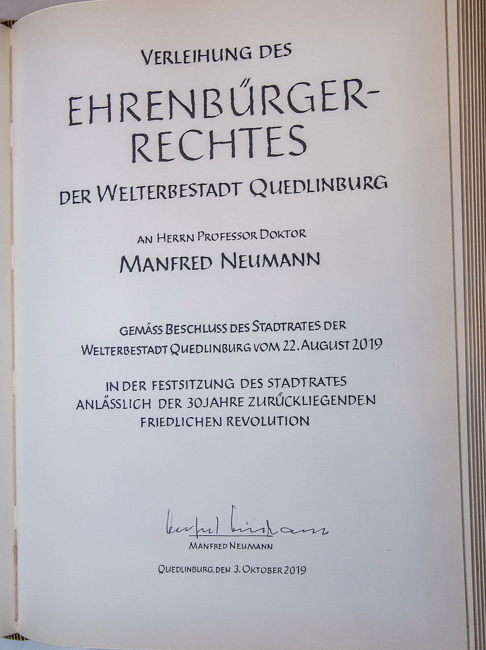 Seite aus Goldenem Buch Stadt Quedlinburg Ehrenbürgerschaft Dr. Neumann © Jürgen Meusel