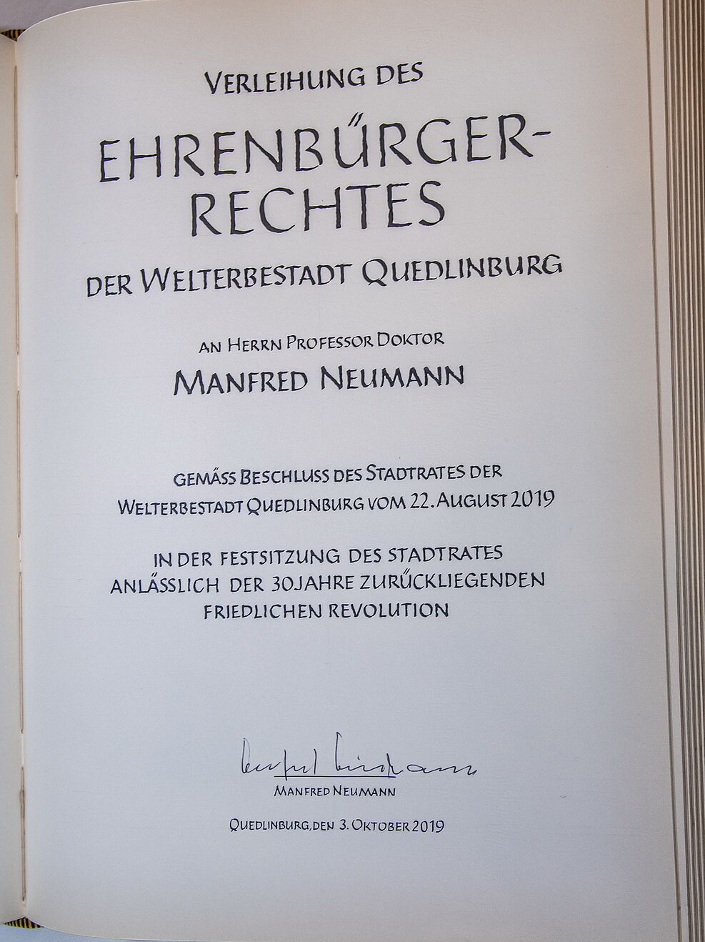 
	Seite aus Goldenem Buch Stadt Quedlinburg Ehrenbürgerschaft Dr. Neumann © Jürgen Meusel
