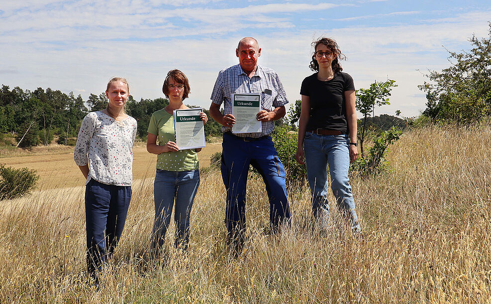
	Urkundenübergabe am Naturdenkmal „Trog“ -- v.l.: Maria Bönisch (JKI/Fachstelle für WEL-Hotspots), Sabine Abraham-Jakob (Untere Naturschutzbehörde Landkreis Harz), Dietmar Festerling (Schäfer/Landwirt), Dr. Nadine Bernhardt (JKI/Fachstelle für WEL-Hotspots). © Landkreis Harz/Pressestelle
