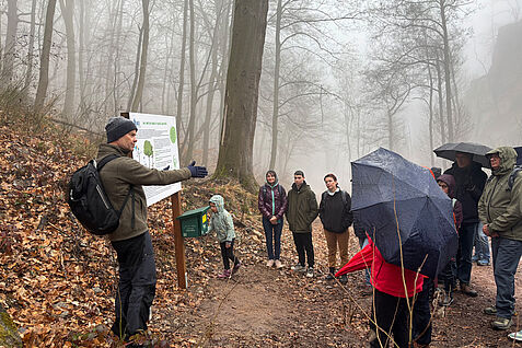An der Sonderstempelstelle der Harzer Wandernadel informiert das JKI über seine Forschung im Wald. © Sarah Barnert/JKI