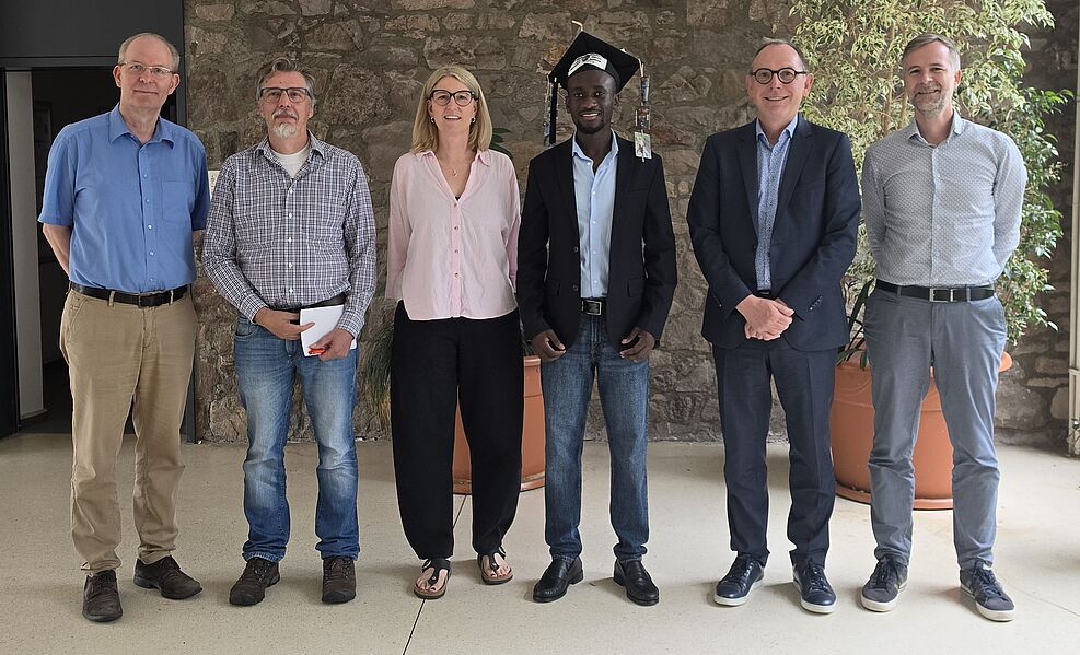 
	Von links nach rechts: Prof. Dr. Jörg Simon (TU Darmstadt), Prof. Dr. Andreas Jürgens (TU Darmstadt), Dr. Ada Linkies (JKI-BI), Philemon Orwa (JKI-BI), Prof. Dr. Johannes Jehle (JKI-BI) und Prof. Dr. Thorsten Waldminghaus (TU Darmstadt)
