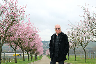1995 trat der Züchtungsforscher seine Stelle als Institusleiter der Rebenzüchtung am Geilweilerhof an.