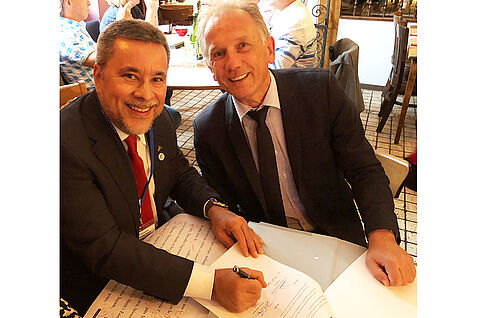 v.l. Dr. Cleinaldo de Almeida Costa (Universität der Amazonasregion) und JKI-Präsident Frank Ordon bei der Unterzeichnung der gemeinsamen Absichtserklärung am 13.9.2019 in Potsdam © Marthe/JKI