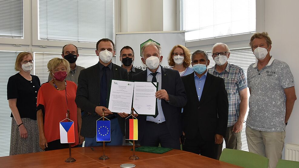 
	Nach erfolgreicher Vertragsunterzeichnung in Prag, die Forschenden des Staatlichen Instiuts für Nutzpflanzenforschung Tschechiens und JKI-Präsident Ordon (Mitte).
