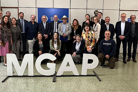 Im Rahmen der Delegationsreise des deutschen Bundeslandwirtsministeriums (BMLEH) nach Uruguay implementierte das Julius Kühn-Institut eine neue Forschungskooperation zur Optimierung des Faserhanf-Anbaus in beiden Ländern. © MGAP/Uruguay