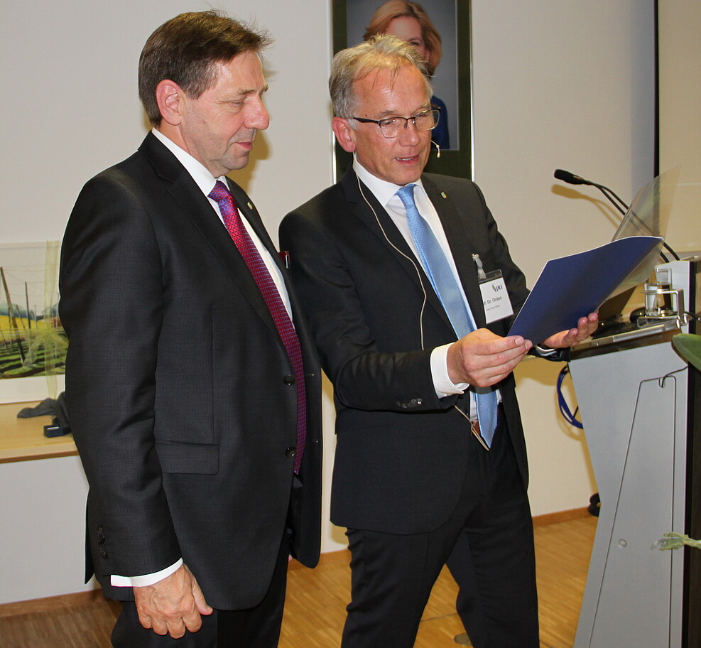 JKI-Vize Prof. Ordon verleiht Silberne Ehrennadel für besondere Verdienste um das JKI. Foto: Gerlinde Nachtigall/JKI