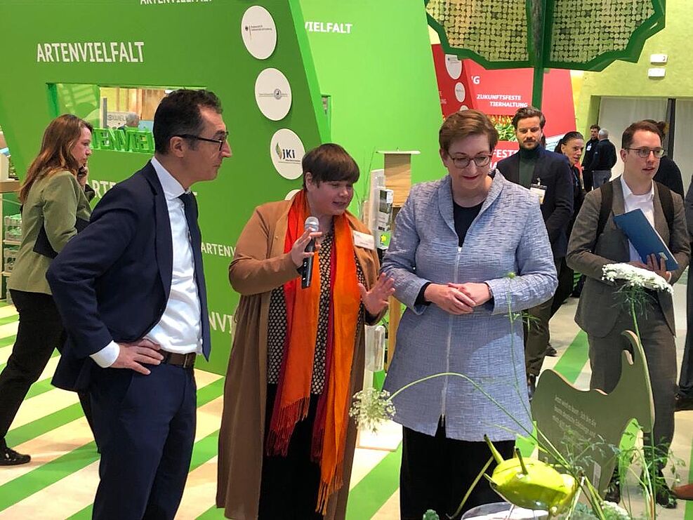 Auch die Bundesministerin für Wohnen, Bauwesen und Stadtentwicklung Klara Geywitz (rechts) besuchte in Begleitung des Landwirtschaftsministers Cem Özdemir die JKI-Präsentation. JKI-Pressereferentin Stefanie Hahn (mitte) informierte u.a. über die Erfassung von Nützlingen im Projekt MonViA.