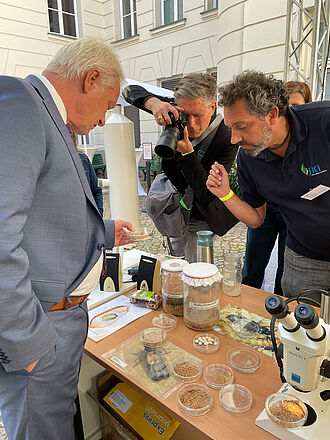 Bundesminister Alois Rainer am JKI-Stand bei Dr. Benjamin Fürstenau. (Foto: Isabel Haberkorn/JKI)