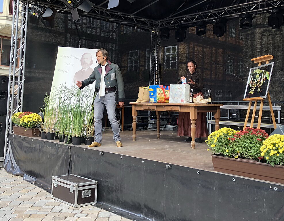 
	Theaterstück: Agrarreformer Thaer (Gerold Ströer) erklärt im Dialog mit Gattin Philippine (Kerstin Dathe) Errungenschaften der Agrarforschung
