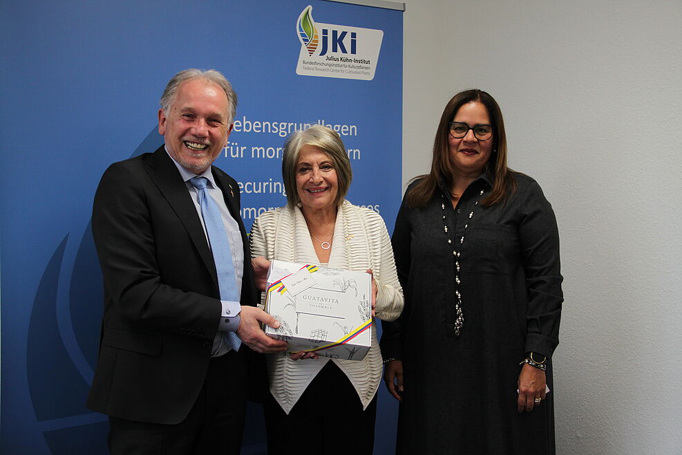 Gastgeschenk aus Kolumbien. V.l.nr.: JKI-Präsident Dr. Frank Ordon, die kolumbinaische Landwirtschaftsministerin Cecilia López-Montaño und kolumbinaische Botschafterin Yadir Salazar-Mejia.