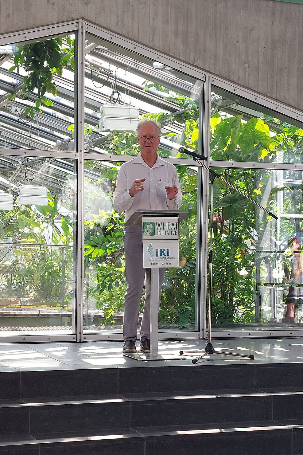 Prof. Dr. Peter Langridge, Chair of the Wheat Initiative´s Scientific Board and Prof. at the University of Adelaide (Australia), points out the key features of the agenda. ©Hagemann/JKI
