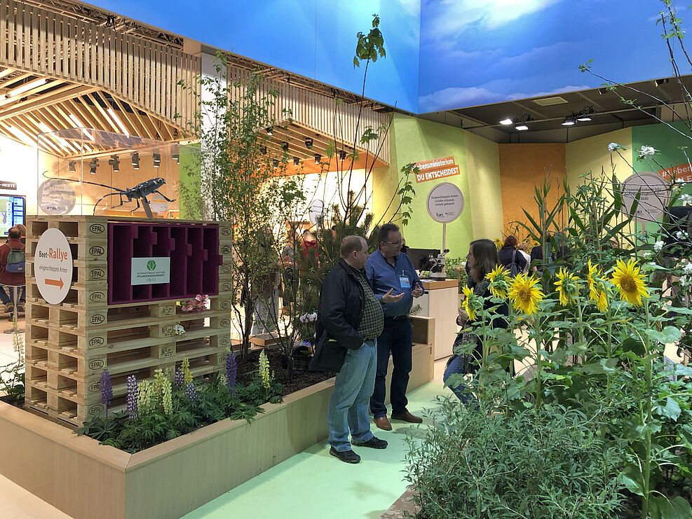 
	Das Model des Asiatischen Laubholzbockkäfers überblickt auf seinem Palettenturm den JKI-Stand.
