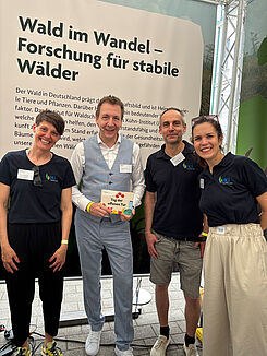 Das Team des Instituts für Waldschutz mit Moderator Marco Seiffert. Foto: JKI