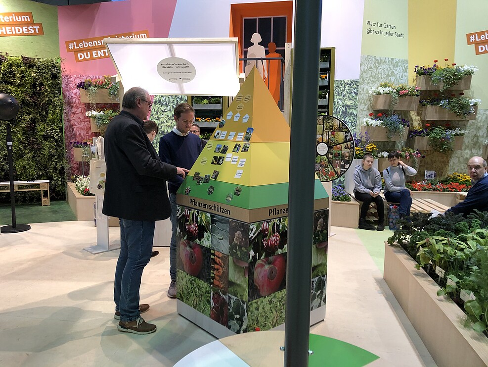 Mitarbeiter des JKI-Instituts für Pflanzenschutz in Gartenbau und Forst (hier: Dr. Stefan Wagner) sprechen mit Besuchern über Pflanzenschutz im Kleingarten.