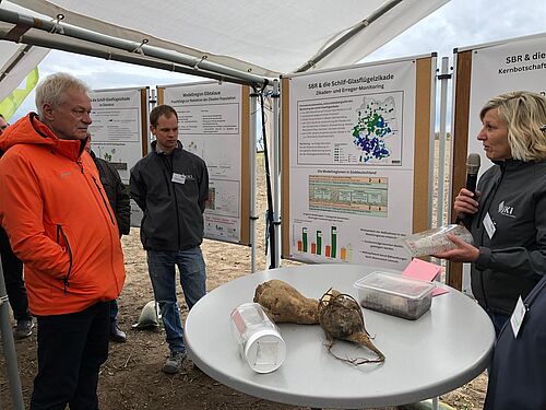 Dr. Sabine Andert (JKI) stellt die Ziele und bisherigen Ergebnisse der Forschung in der Modellregion Elbaue vor. © Stefanie Hahn/JKI