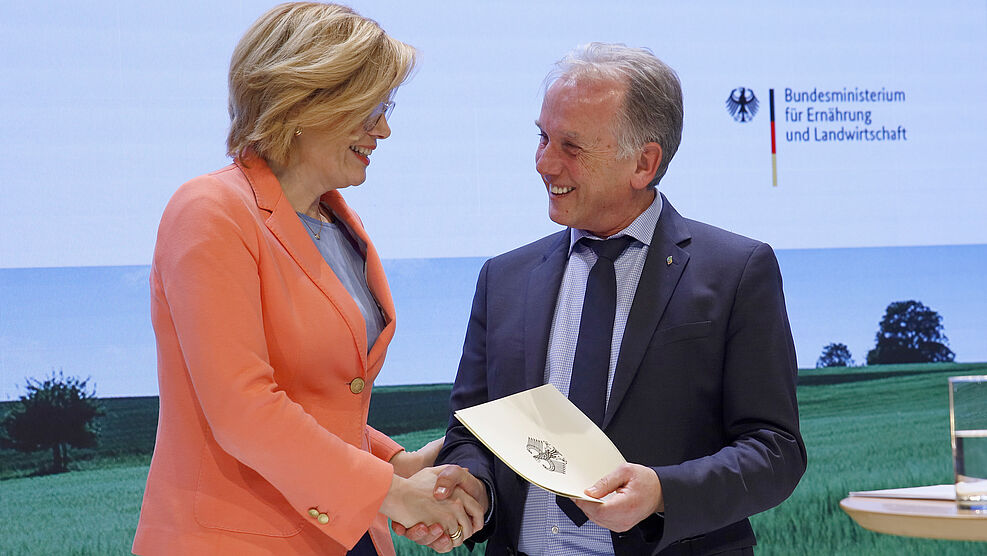 
	Bundeslandwirtschaftsministerin Klöckner überreicht JKI-Präsident Ordon den Förderbescheid für das Experimentierfeld DigiVine. ©BMEL/Gaertner/Photohek;
