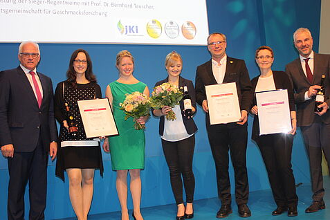 PI2018-1 Bild 1 - Beste Regent-Weinerzeuger 2017 Beste Regent-Weinerzeuger 2017, Sonderprämierung während IGW 2018 (li: PSt Peter Bleser, BMEL; Preisträger und Dtsch. Weinprinzession sowie Weinkönigin Saale-Unstrut)