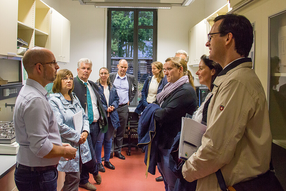 JKI-Forscher Dr. Torsten Will (links) berichtet einer Delegation der Agrarministerkonferenz am JKI-Hauptsitz in Quedlinburg über seine Arbeit mit Blattläusen und anderen virusübertragenden Insekten. ©Johannes Kaufmann/JKI