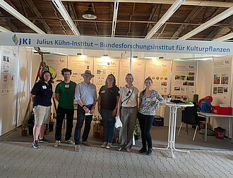 Prof. Dr. Ordon begrüßte die Kolleginnen und Kollegen am JKI-Stand. © Sarah Barnert/JKI