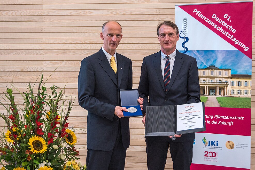 Verleihung Anton de Bary-Medaille an Prof. Dr. Andreas von Tiedemann (re) durch Vorsitzenden der Deutschen Phytomedizinischen Gesellschaft (DPG) Prof. Dr. Johannes Hallmann (Bildnachweis: Robert Zech)