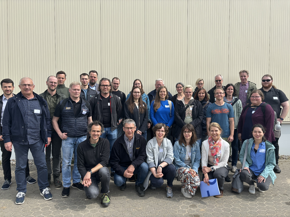 Gruppenbild der ersten Agrarforschungstour mit den Kolleginnen und Kollegen der Universität Rostock, des IPK Leibniz-Institut, Gut Dummerstorf GmbH, Fraunhofer IGD und Fraunhofer IGP.