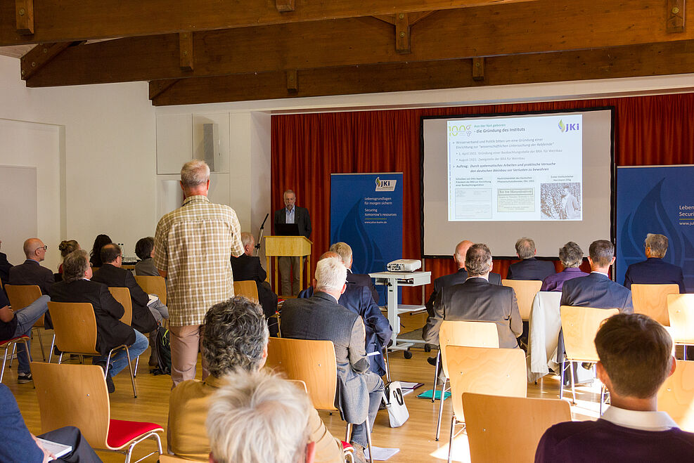 Stellvertretender Institutsleiter Michael Maixner (JKI OW) sprach beim Festkolloquium über 100 Jahre Forschung zum Pflanzenschutz im Weinbau. ©Johannes Kaufmann/JKI