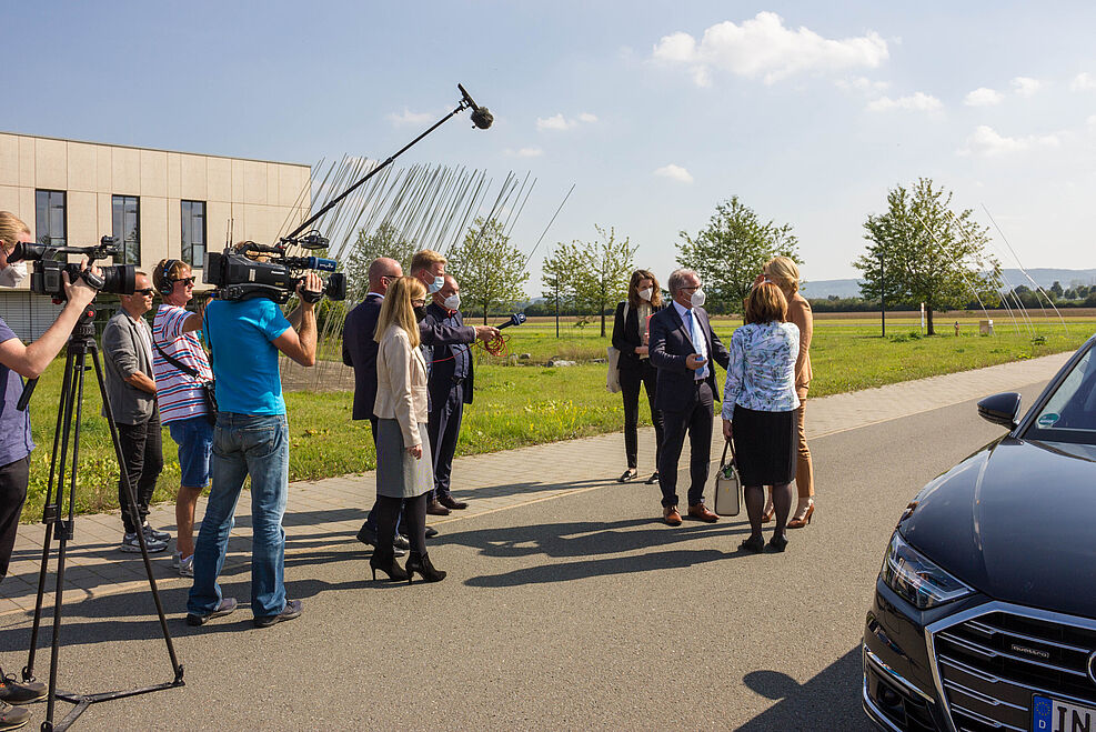 JKI-Präsident Ordon begrüßt gemeinsam mit der Bundestagsabgeordneten Heike Brehmer (CDU) Bundeslandwirtschaftsministerin Julia Klöckner, die sich am JKI-Hauptsitz in Quedlinburg über das neu zu errichtende Waldschutzinstitut informiert. © J.Kaufmann/JKI