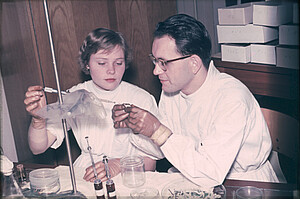 Dr. A. Krieg  mit Assistentin, vermutlich  Ende 1950er Jahre