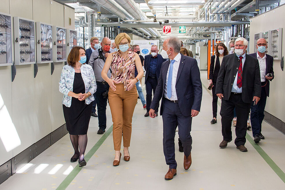 JKI-Präsident Frank Ordon (Mitte rechts) führt Bundeslandwirtschaftsministerin Julia Klöckner und MdB Heike Brehmer (links) bei deren Besuch am JKI-Hauptsitz in Quedlinburg durch das Gewächshaus. © J.Kaufmann/JKI