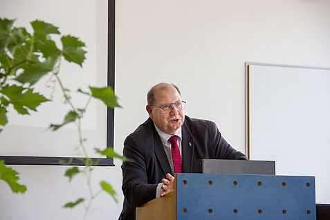 (© Kaufmann/JKI) JKI-Vizepräsident Peter Zwerger wendet sich als letzter Redner bei seinem Abschiedskolloquium an seine Gäste.