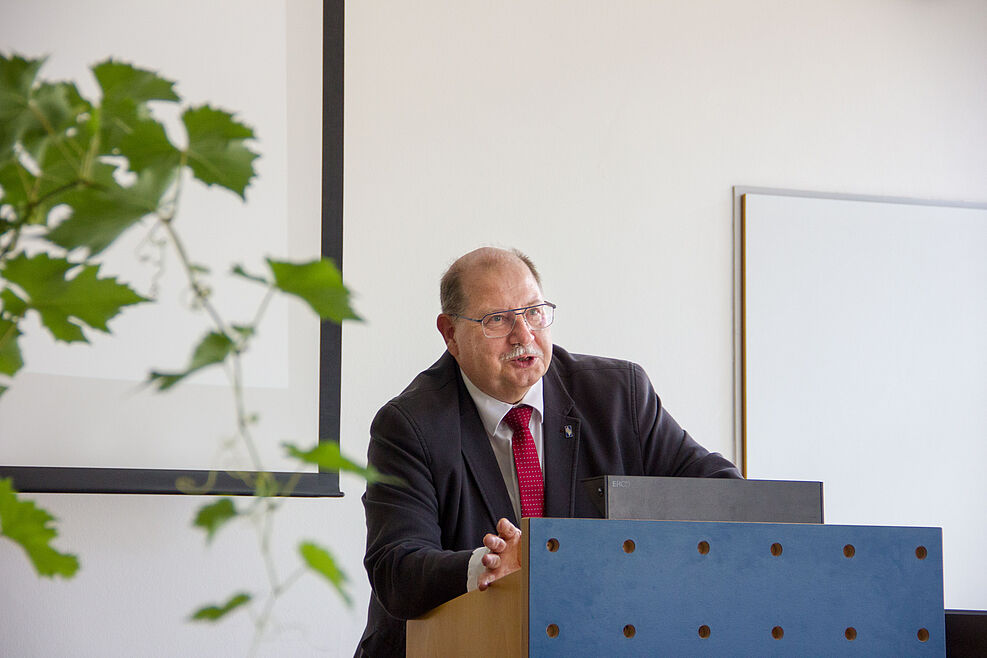 JKI-Vizepräsident Peter Zwerger wendet sich als letzter Redner bei seinem Abschiedskolloquium an seine Gäste.