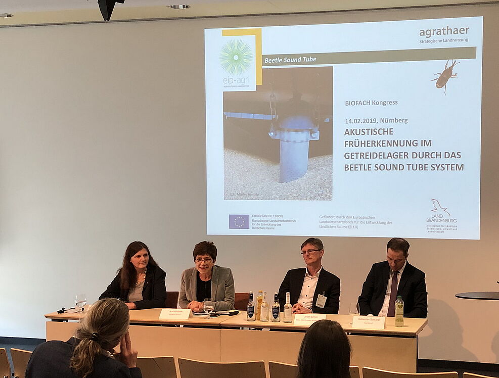 
	Podiumsdiskussion zum Beetle Sound Tube Projekt v.l. Dr. Christina Müller-Blenkle (JKI), Anita Beblek (agrathaer GmbH), Ulrich Simon (Müller-BBM GmbH), Sebastian Schuster (BayWa AG) © S.Hahn/JKI
