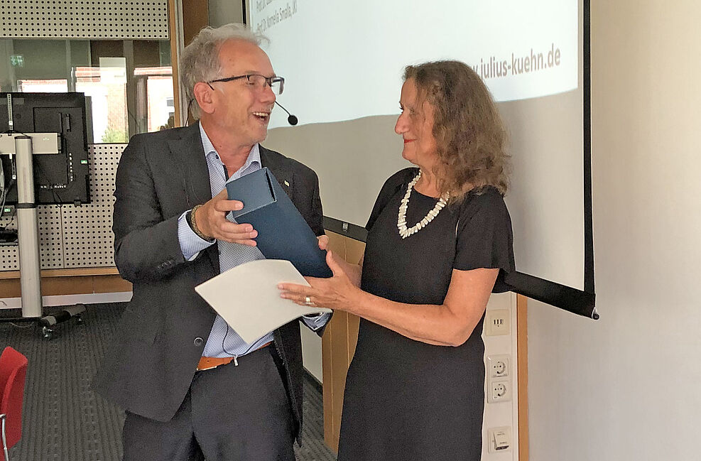 JKI-Präsident Prof. Ordon (l.) überreichte Frau Prof. Smalla die offizielle Dankesurkunde. Als Abschiedsgeschenk gab es von der JKI-Leitung eine Flasche Wein aus einer am JKI gezüchteten PIWI-Rebsorte. © S. Hahn/JKI