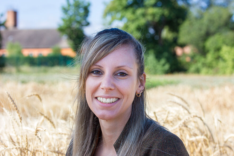
	Porträtfoto Anne-Kathrin Pfrieme vor Weizenfeld
