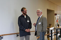 Merlin Politor im Gespräch mit Prof. Dr. Marthe (ZG). (© Anna Schönekerl)