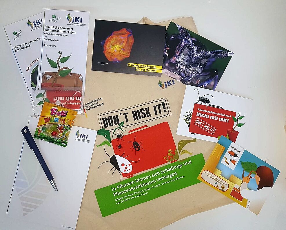 
	Für Besucher des JKI-Stands liegen jede Menge Infomaterial und Give-Aways bereit.
