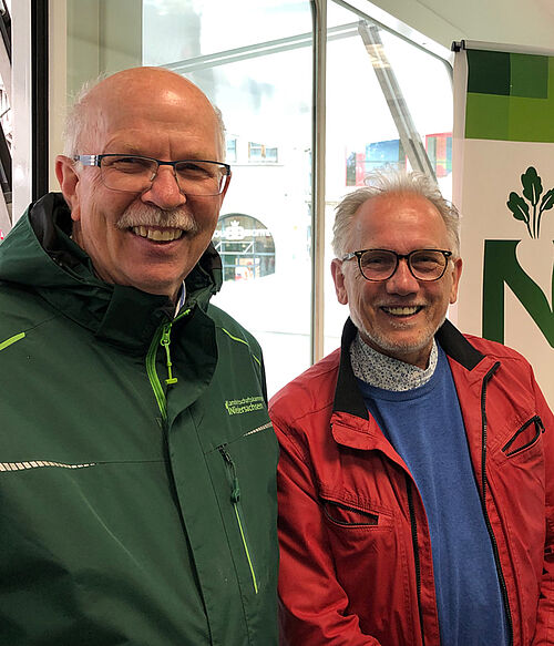 v.l. Gerhard Schwetje Präsident der Landwirtschaftskammer Niedersachsen und JKI-Präsident Ordon informierten sich gemeinsamen im PraxisLabor Digitaler Ackerbau der LWK über die digitalisierte landwirtschaft der Zukunft. Hier hatte das JKI-Institut für Anwendungstechnik mit Exponaten und Infostand beigetragen. © S. Hahn/JKI