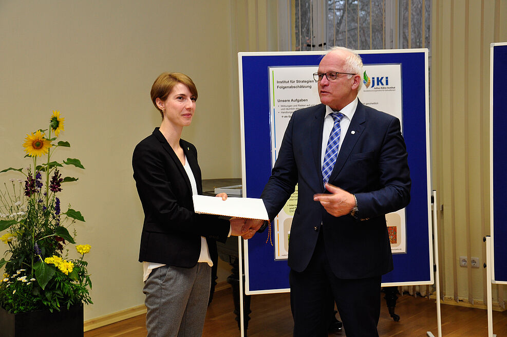 
	Dr. Sandra Krengel (JKI, SF), Peter Bleser (BMEL) (v. l. n. r.)
