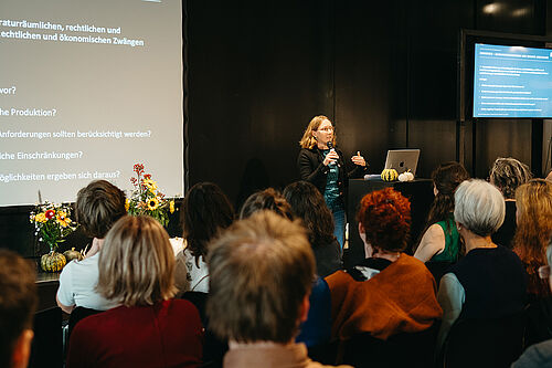 Dr. Mona Quambusch (Julius Kühn-Institut) präsentiert. @ L. Makarchuk / Innovationsareal Öjendorf