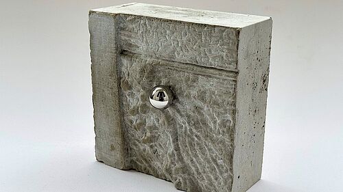 Material der geplanten Flachreliefs ist Beton mit Stahlkugeln.