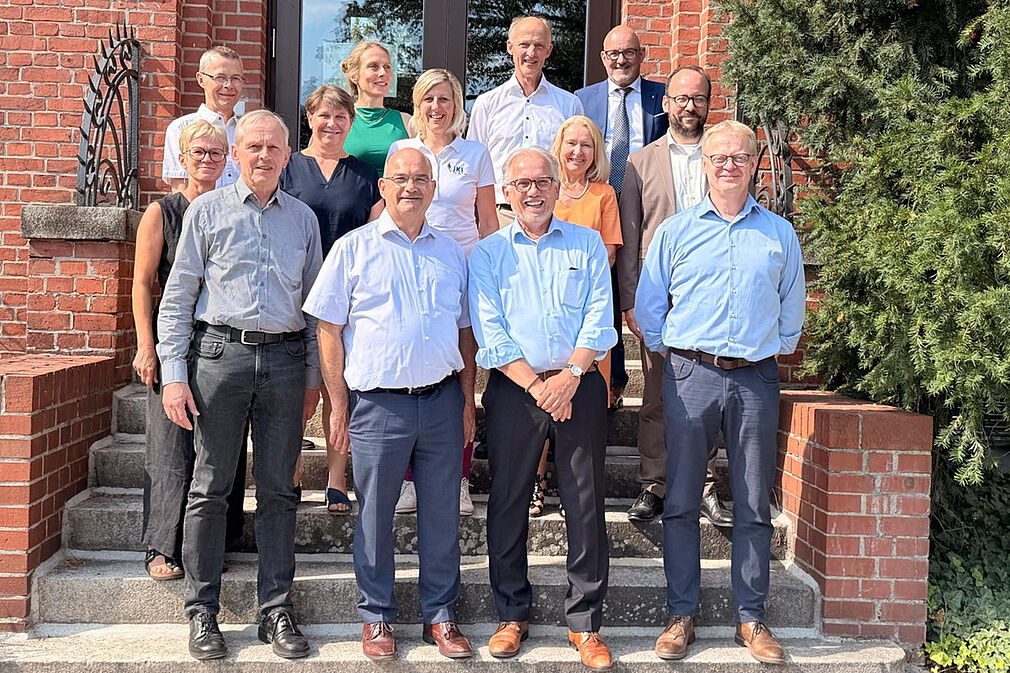 BMLEH-Staatssekretär Marcus Schick (vorne 2.vl.) und UAL12 Albert Wulff (1.v.l.) weilten am 30.7. zum Strategiegespräch am JKI in Berlin-Dahlem. © P. Lauke/JKI