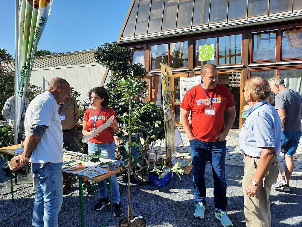 Fachleute unter sich - Dr. Thomas Schlegel (links) vom Dezernat Gartenbau der Landesanstalt für Landwirtschaft und Gartenbau Sachsen-Anhalt und Dr. Stefanie Reim (JKI, zweite von links) im Gespräch zu neuen Sensoren, mit denen man die Wassernutzungseffizienz von Obstbäumen bestimmen kann. Prof. Dr. Henryk Flachowsky im Gespräch mit Walther Janovsky, einer Koryphäe in der Obstsortenbestimmung in Mitteldeutschland.