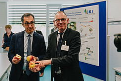 Johannes Jehle erläutert BMin Cem Özdemir die biologische Bekämpfung des Apfelwicklers mit hochspezialisierten Granuloseviren.