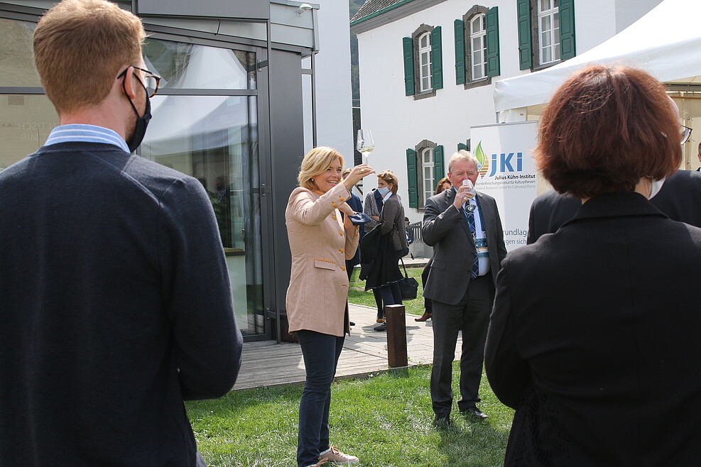 At the end of the excursion, Federal Minister Kloeckner toasts her EU colleagues