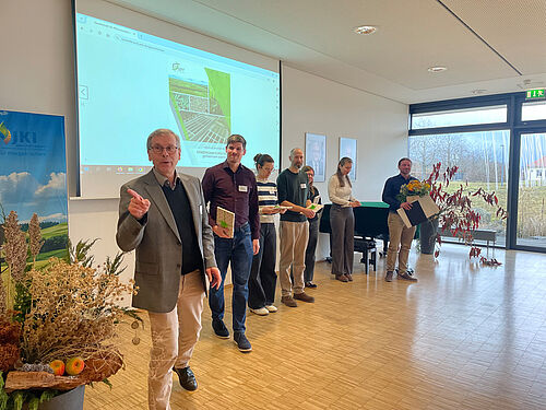 Hier wird keiner vergessen! Die fünf weiteren Kurt von Rümker-Vorträge erhielten ebenfalls viel Applaus und interessierte Nachfragen. Es behaupteten sich Philipp Rüter (Uni Hannover), Dr. Marion Pitz (Uni Giessen), Dr. Einar Baldvin Haraldsson (HHU Düsseldorf), Mila Tost (Uni Göttingen) und Veronic Töpfer (JKI-RS). Foto: Sarah Barnert/JKI