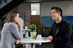 Austausch zwischen Dr. Sylvia Plaschil und Prof. Dr. Tsu-Wie Chen. (© Barbara Sell)