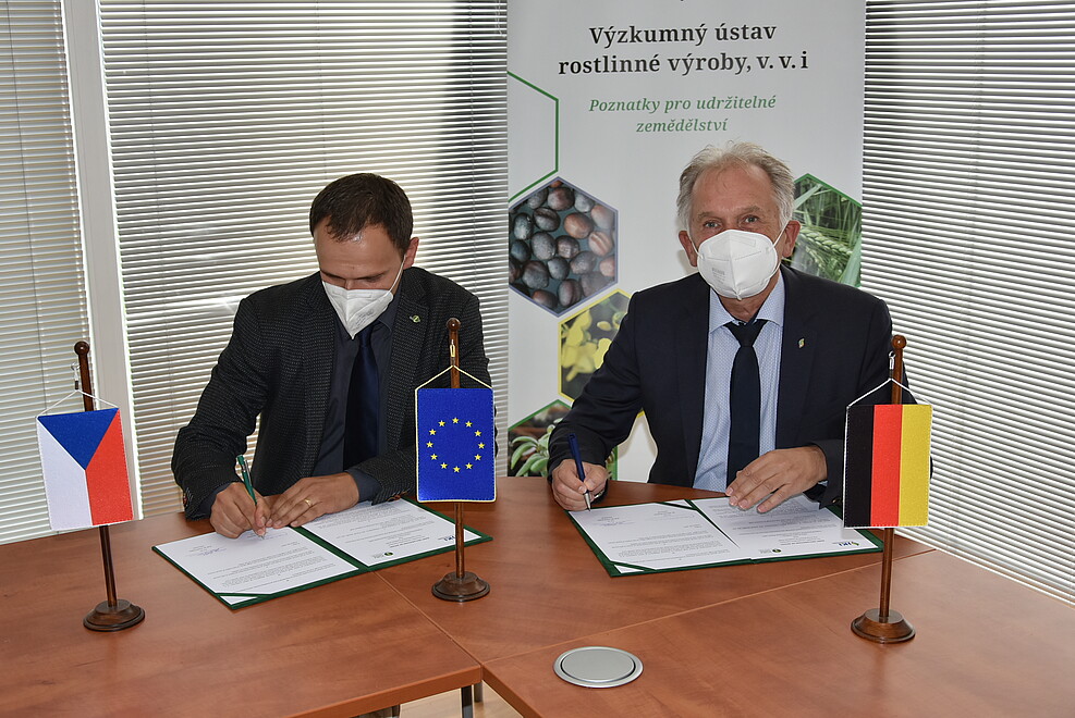 v.r.: Dr. Mikuläs Madaras vom Tscheschichen Forschungsinstiut für Nutzpflanzen und JKI-Präsident Prof. Dr. Frank Ordon unterzeichnen den gemeinsamen Kooperationsvertrag.