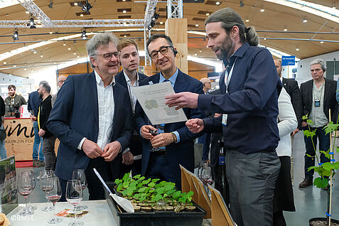 (© BMEL) JKI-Rebenzüchter Dr. Oliver Trapp stellt Bundeslandwirtschaftsminister Cem Özdemir neue Sortenkandidaten vor.