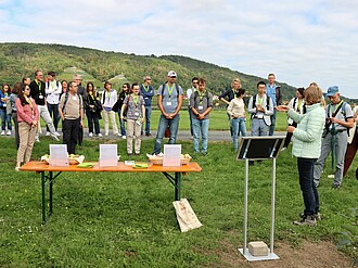 Beim Versuchsfeldrundgang zeigte Dr. Monika Höfer (JKI) die Apfelsortensammlung des JKI. ©JKI